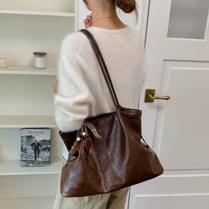 Retro large capacity leather tote bag for women, casual autumn commuting single shoulder underarm bag.