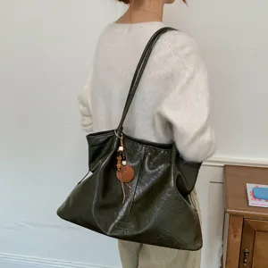 Vintage retro large capacity tote bag women shoulder underarm bag detail view.