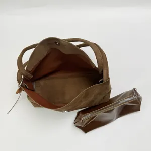 Braune Retro Wildleder Achseltasche mit kleinem Reißverschlussetui, feine Innendetails.