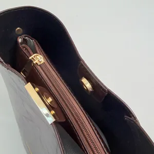 Vue détaillée de l'intérieur du sac seau rétro en cuir élégant avec fermeture éclair métal.