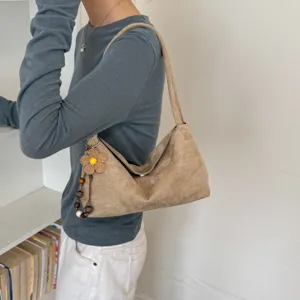 Retro Wildleder Schultertasche mit niedlichem Blumenanhänger für Herbst und Winter.