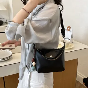 Retro black shoulder crossbody bag for women, fashion commuting casual handbag.