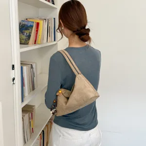 Vintage Wildleder Achseltasche für Damen, retro Freizeittasche Umhängetasche mit Anhänger.