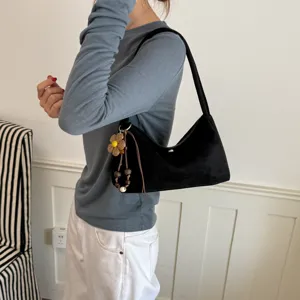 Schwarze Samt-Umhängetasche für Damen, retro Hobo-Tasche mit einem schönen Blumen-Anhänger.