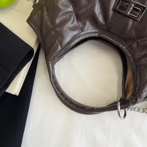 Vintage bruine gewatteerde lederen schoudertas voor dames, stijlvolle okseltas met ketting.