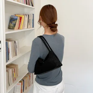Detailaufnahme der schwarzen retro minimalistischen Schultertasche, eleganter Damen-Pendler-Stil.