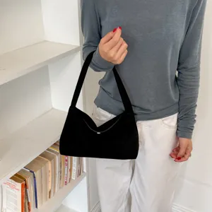 Retro schwarze Wildleder Schultertasche für Damen, minimalistische Handtasche für Alltag.