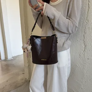 Femme marron PU cuir seau sac vintage chic épaule bandoulière sac avec joli pendentif