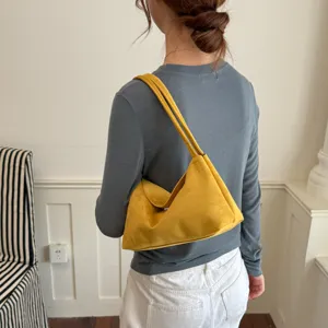 Retro gelbe Wildleder Umhängetasche für Damen, stilvolle minimalistische Handtasche Alltag.