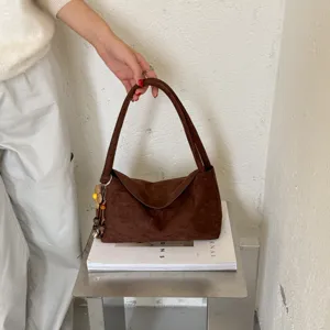 Retro braune Wildleder Achseltasche für Damen, stilvolle große Umhängetasche für Herbst Winter.