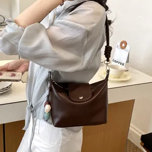 Brown vintage shoulder bag for women, versatile crossbody hobo bag, stylish commuting bag.