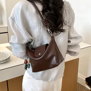 Detailed view of the vintage brown leather shoulder bag showcasing the unique knotted strap.