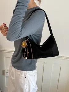 Vintage schwarze Samt Schultertasche für Damen, elegante Hobo Handtasche mit Blüte.
