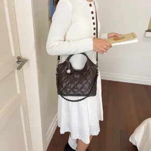 Vintage gewatteerde schoudertas voor dames, retro chique okseltas met kettingriem en draaisluiting.