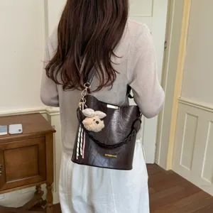 Sac seau marron rétro pour femme automne hiver mode sac à bandoulière avec charm ours