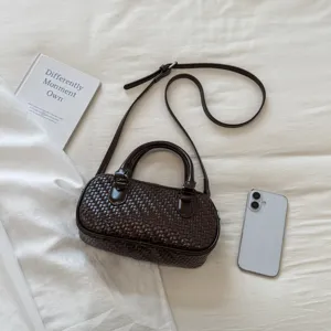 Elegante dunkelbraune geflochtene Umhängetasche für Damen, schicke Damenhandtasche mit Gurt.