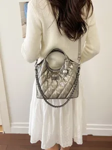 Zilveren gewatteerde schoudertas voor dames, grote shopper met kettingriem en chic ontworpen.