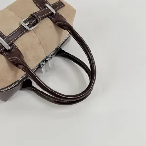 Detailansicht der Retro Boston Handtasche, Wildleder und Lackleder Kontrast, Doppelreißverschluss Details.