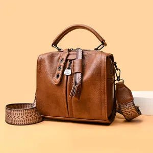 Sac à main bandoulière vintage marron pour femme, élégant sac carré tendance et chic.