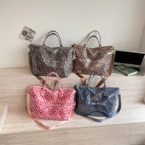Vista dettagliata di borse tote alla moda con stampa leopardata su gradini testurizzati.