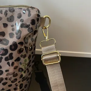 Classica borsa a tracolla leopardata con finitura lucida e minuteria metallica dorata.