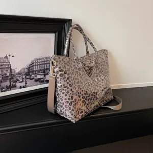 Vista di dettaglio della borsa tote trasparente con stampa leopardata e tracolla chic.