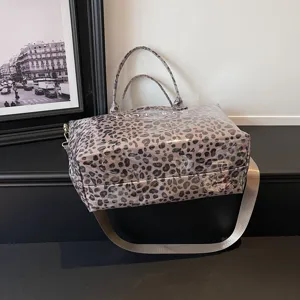 Borsa tote in PVC trasparente con stampa leopardato, dettaglio della borsa a tracolla.