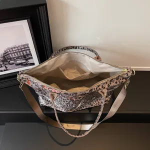 Borsa shopper trasparente stampa leopardata con tracolla, grande capacita dettaglio elegante.