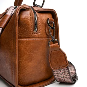 Gros plan détaillé du sac à bandoulière en cuir PU marron rétro avec fermeture et sangle.