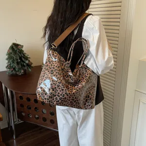 Vista dettagliata della borsa tote trasparente leopardata con grande capacita e tracolla.