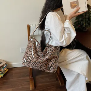Scatto dettagliato dello stile di vita di questa elegante borsa trasparente leopardata.