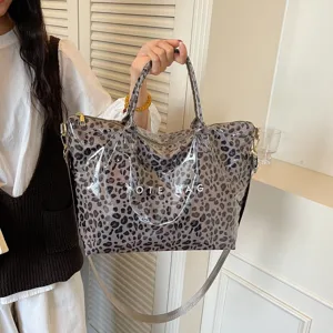 Dettaglio borsa shopper trasparente macorata leopardata, borsa a tracolla casual chic.