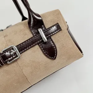 Koreanische Vintage Boston Handtasche Wildleder Patch Detail mit edler Schnalle.