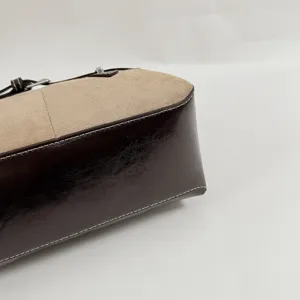Detailansicht Retro Kontrastfarbe Boston Tasche, Wildleder und Lackleder fur Frauen.