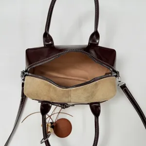 Boston Handtasche Detailansicht, retro Kissen-Taschen Design, elegante Lederverarbeitung.