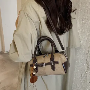Retro Kontrastfarbe Boston Handtasche Detailansicht, vintage Freizeit Umhängetasche.