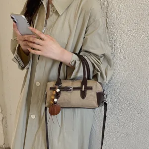 Nahaufnahme der Retro-Flickwerk-Boston-Handtasche mit stilvollem Schultergurt Detail.