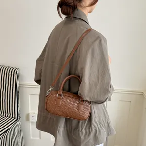 Modische braune geflochtene Umhängetasche für Damen, ideal für den Alltag und die Freizeit.