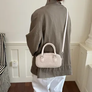 Detailansicht der gewebten Umhängetasche, stilvolle Damen Alltagshandtasche chic.