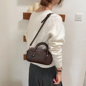 Braune geflochtene Mini-Umhängetasche, schicke Handtasche mit Henkel für Damen Pendeln.