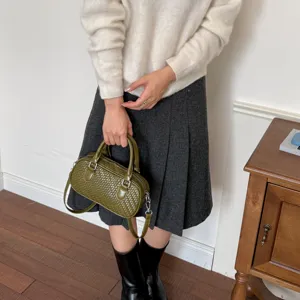 Olivgrüne gewebte Leder Umhängetasche für Damen, elegante kompakte Pendler Handtasche Detail.