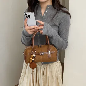 Koreanischer Retro brauner Wildleder Boston Handtasche, lässige Kissentasche mit feinen Details.