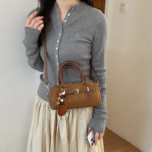 Retro Wildleder Boston Handtasche Damen, lässige Umhängetasche Schultertasche mit Anhänger.
