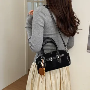 Detailaufnahme einer schwarzen Retro Boston Umhängetasche mit schickem Griff und Holzanhänger.