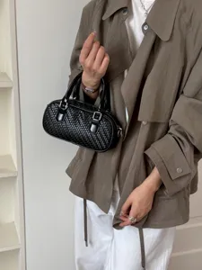 Schwarze gewebte Damentasche mit Henkel, elegante kleine Schultertasche für den Alltag.