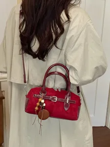 Roter Retro Boston Damen Umhängetasche, schicke Wildleder Kissen Handtasche mit Anhänger.