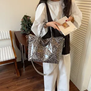 Vista dettagliata di una borsa tote trasparente alla moda con stampa leopardata.