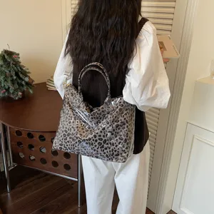 Vista dettaglio della borsa tote leopardata rétro, borsa a tracolla capiente e alla moda.