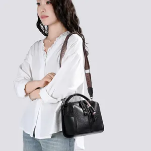Sac à main rétro en cuir PU pour femme, sac bandoulière noir élégant avec large sangle de style.
