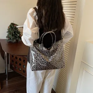 Vista dettagliata della borsa tote trasparente leopardata, grande borsa a tracolla casual.